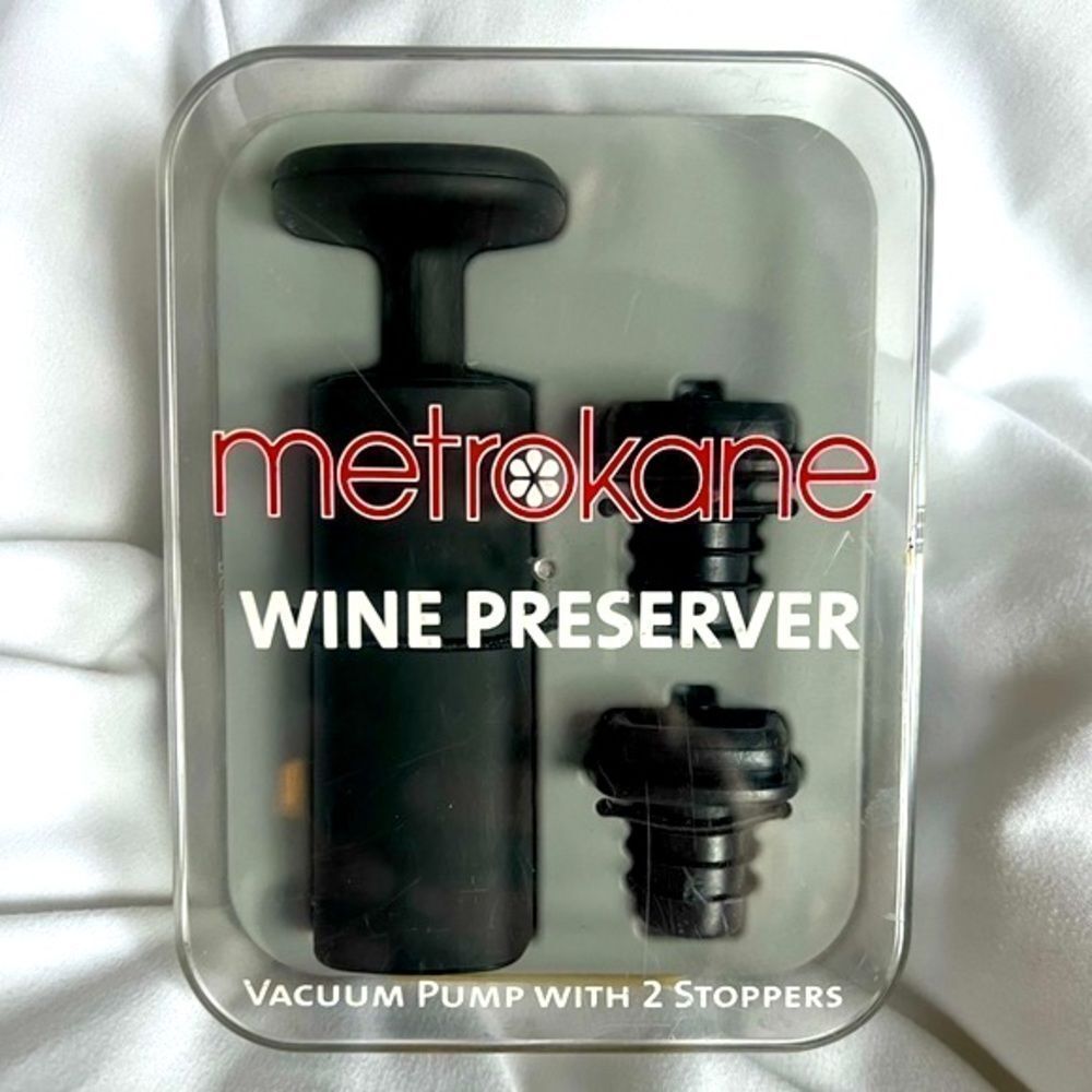 New Metrokane WinePreserver Vacuum Pump With 2 Stoppers Black With Storage Case 